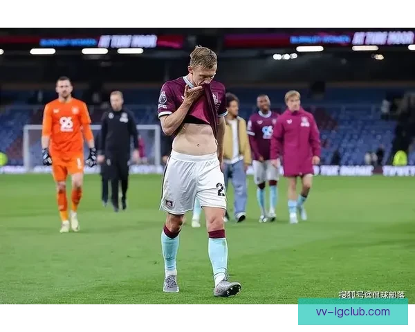 卢顿足球队遗憾降级英超无缘新赛季，重返英冠联赛争取再度崛起